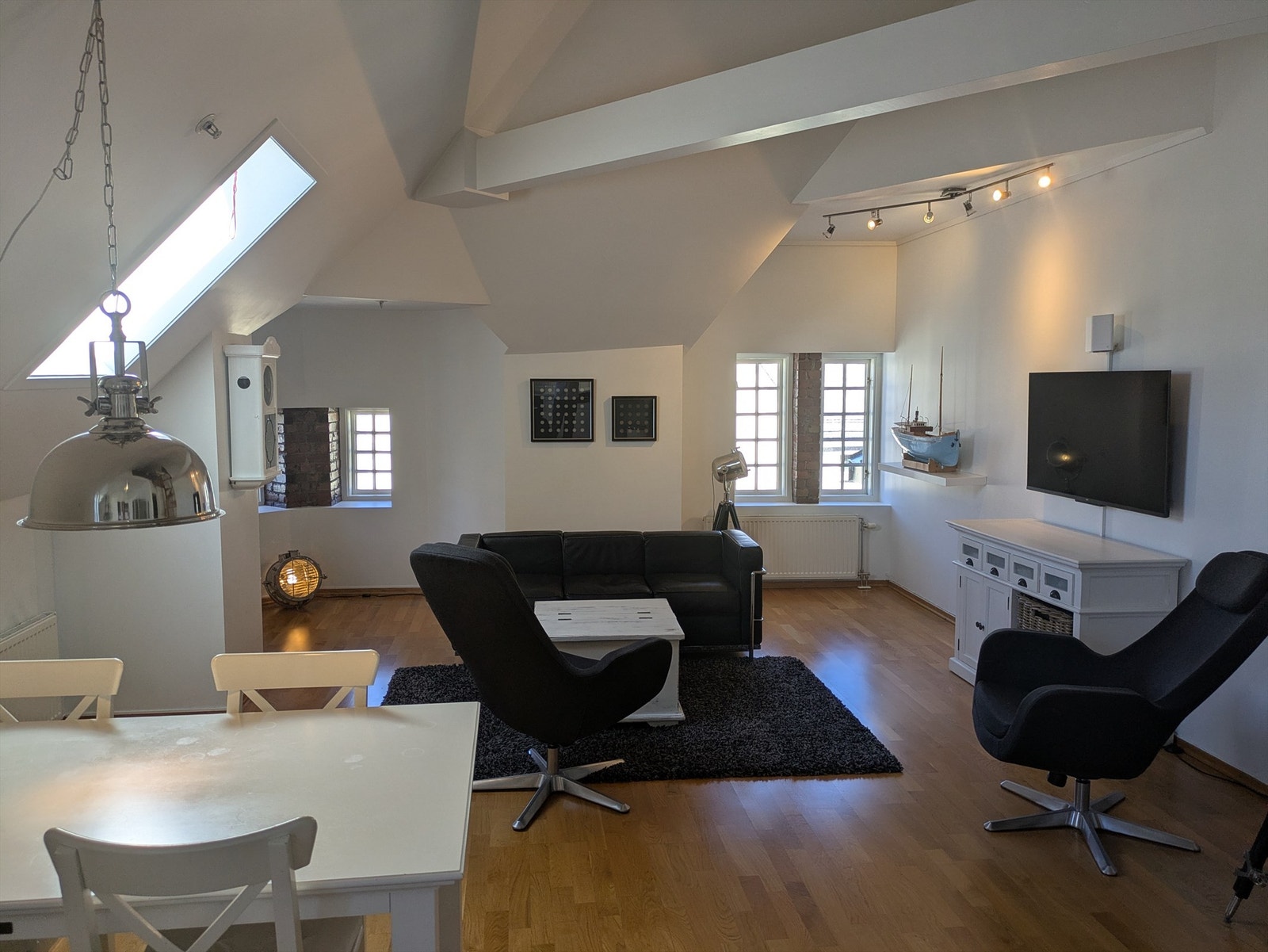 Stuens utforming gir rom for mange møbleringsmuligheter Galleribilde