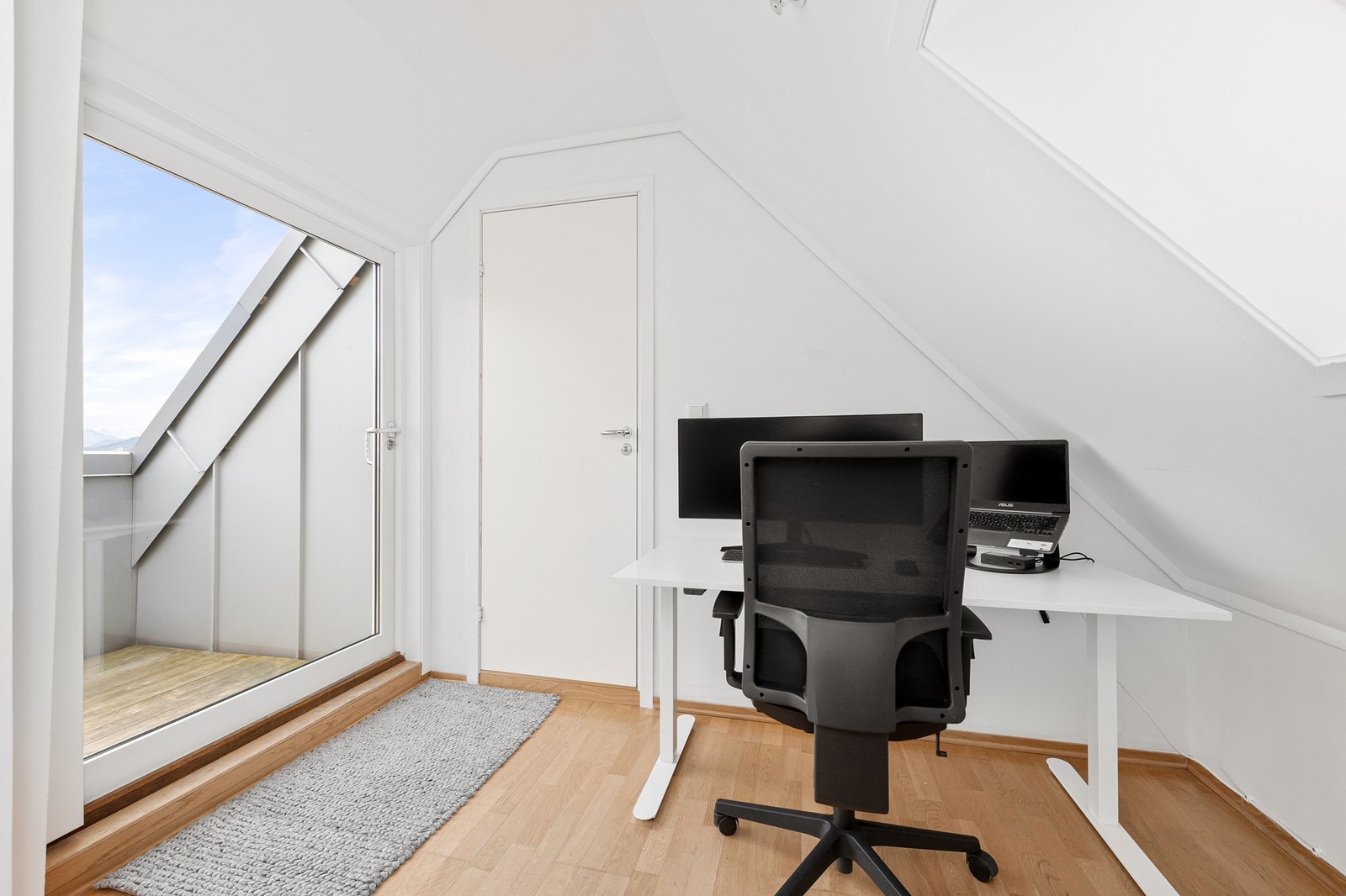 Fra loftet er det utgang til privat takterrasse. Galleribilde