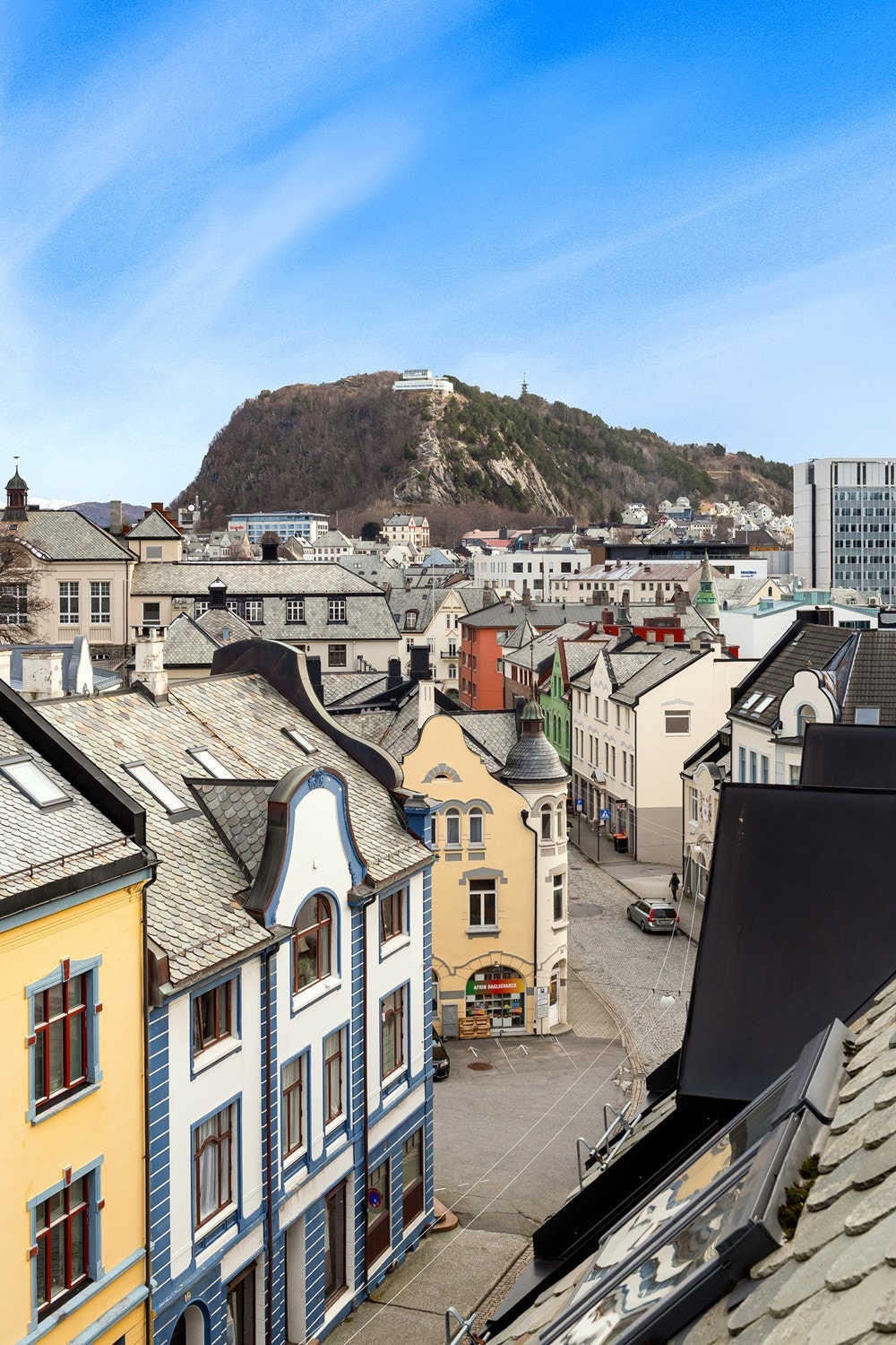 Fra leiligheten er det gåavstand til alle fasiliteter Ålesund sentrum har å by på. Galleribilde