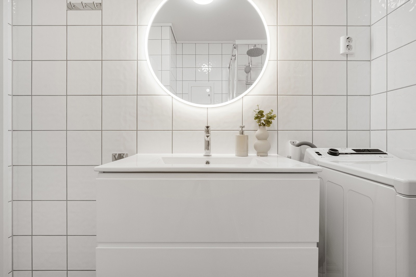 Badet ble oppgradert i 2024 med ny baderomsinnredning, veggskap, speil og stilrent dusjkabinett med regndusj og hånddusj for økt komfort. Galleribilde