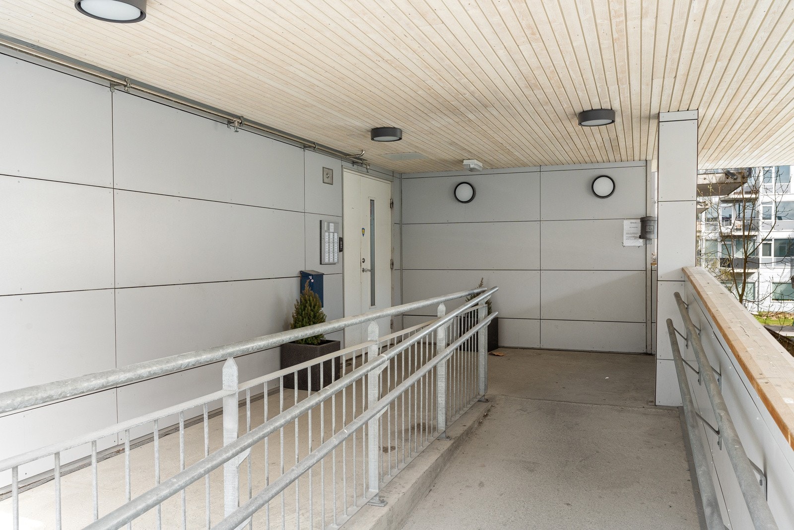 Felles inngangsparti er i etasjen over, med dørcalling og heis. Det er også felles inngang i samme etasje som leiligheten Galleribilde
