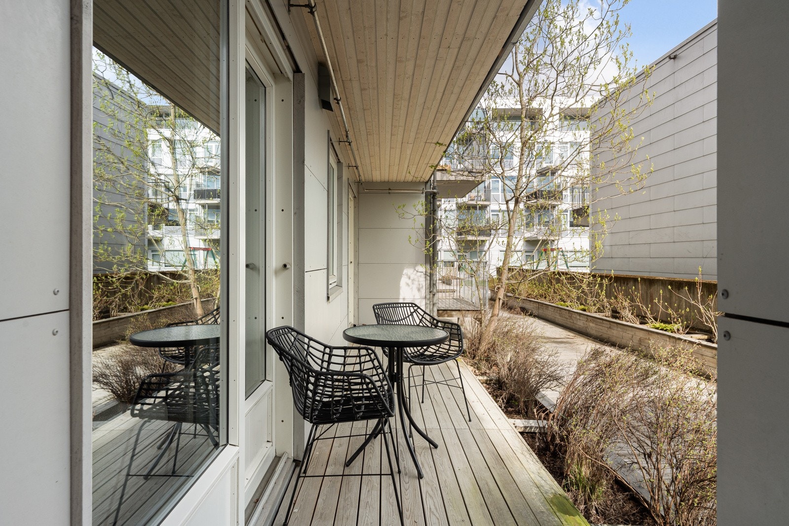 Leiligheten vender mot rolig bakgård, og har en koselig terrasse med god plass til hagemøbler Galleribilde