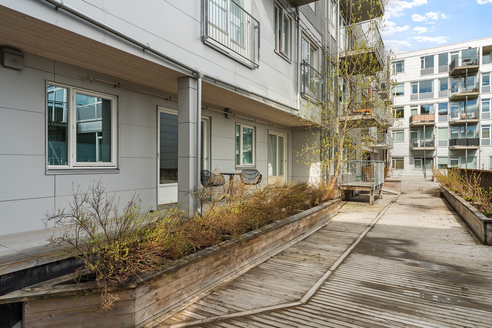 Østvendt terrasse på ca. 6,5 kvm med utgang fra stue Galleribilde