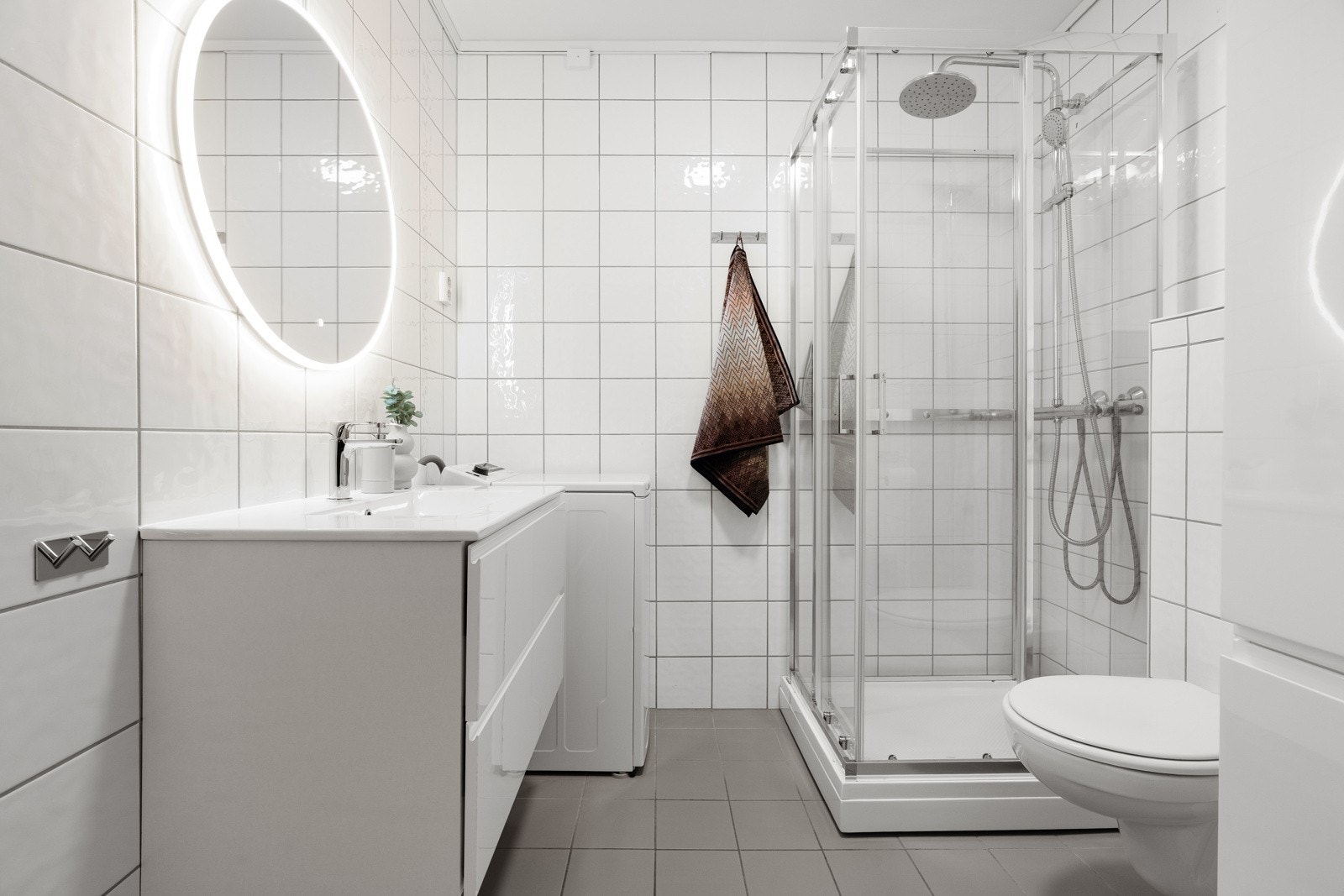 Badet har en praktisk utforming og med god oppbevaringsplass i skuffer og skap Galleribilde