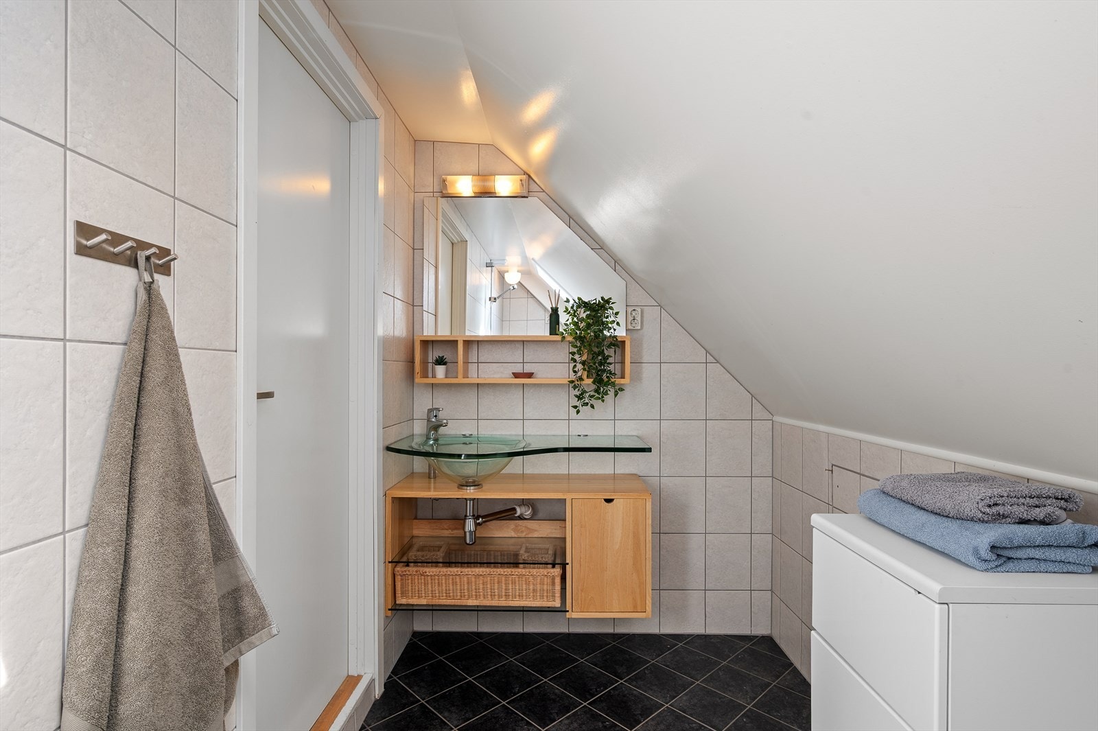 Badet inneholder servant, dusj, wc. Galleribilde