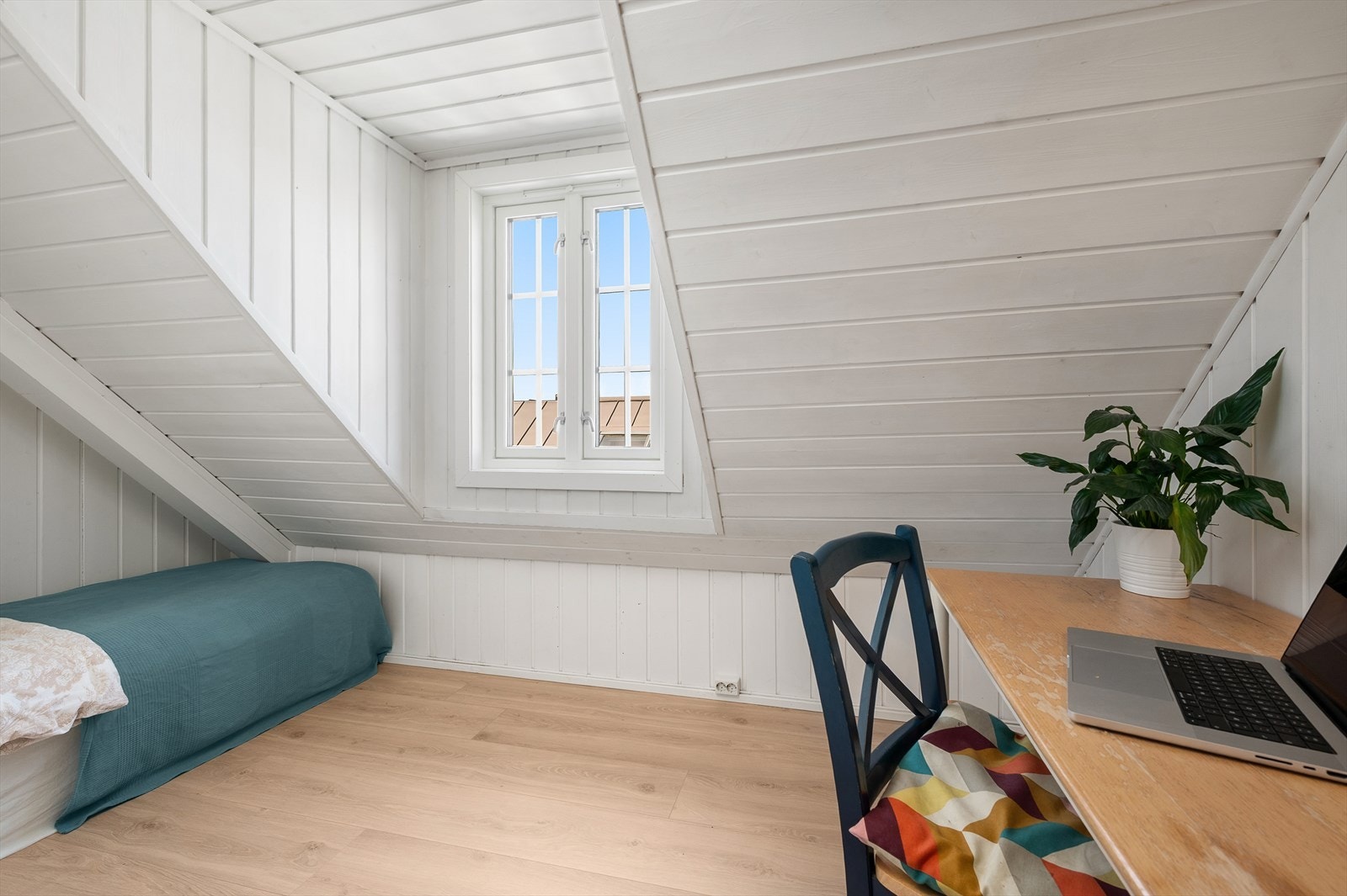 Det er også plass til skrivebord på rommet. Galleribilde