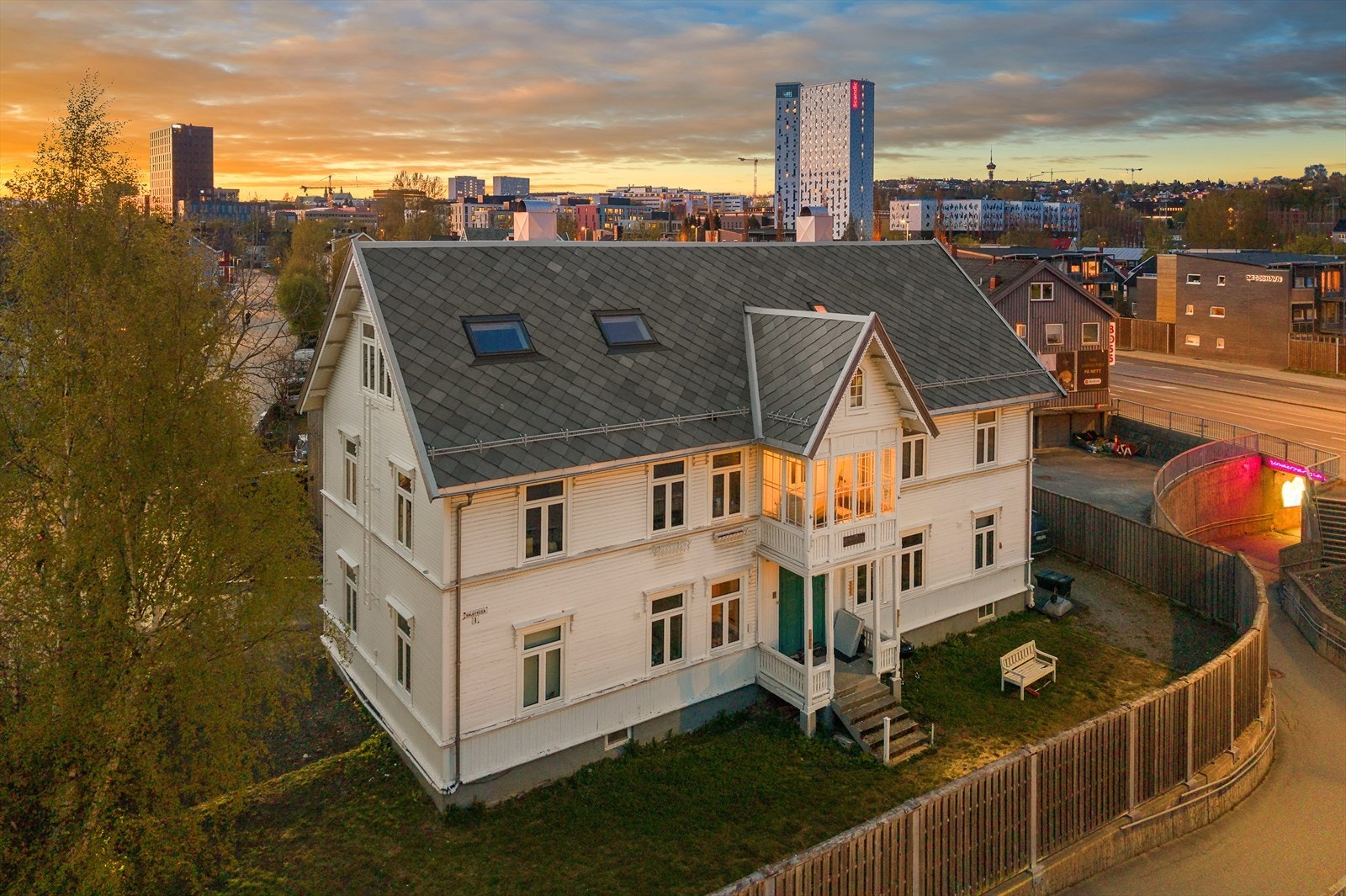 Fra leilighetem har man kort vei inn til sentrum med et bredt spekter av servicetilbud. Galleribilde