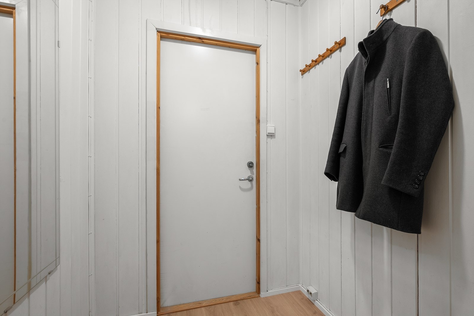 Inngangsparti med muligheter for å henge fra seg ytterklær og sko. Galleribilde