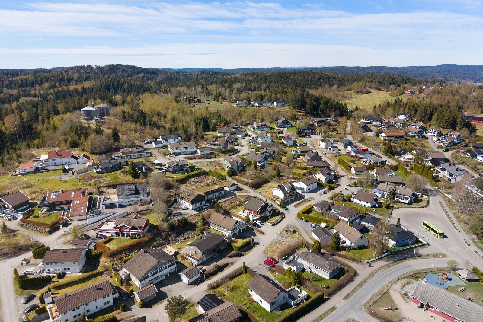 Her bor man tett på naturen med skog, turstier og flotte friluftsområder rett i nærheten, som gir gode muligheter for aktivitet året rundt. Galleribilde