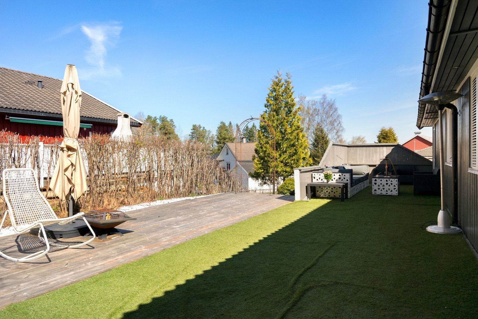 Stor og familievennlig tomt opparbeidet med plenarealer, beplantning og gode oppholdsarealer som gir eiendommen et hyggelig og innbydende preg. Galleribilde