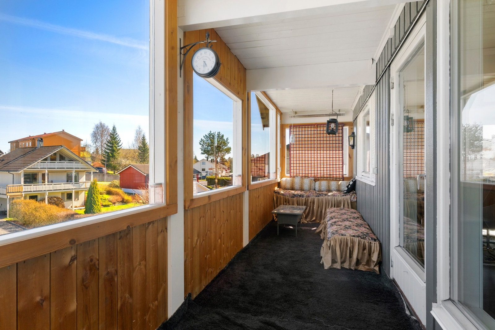 Romslig terrasse med plass til både spisegruppe og loungeområde, perfekt for sosiale sammenkomster, grilling og avslappende sommerdager. Galleribilde