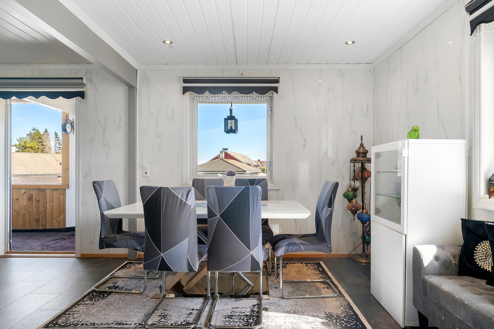 Spisestuen har naturlig tilknytning til kjøkken og stue, perfekt for både hverdag og selskap. Galleribilde