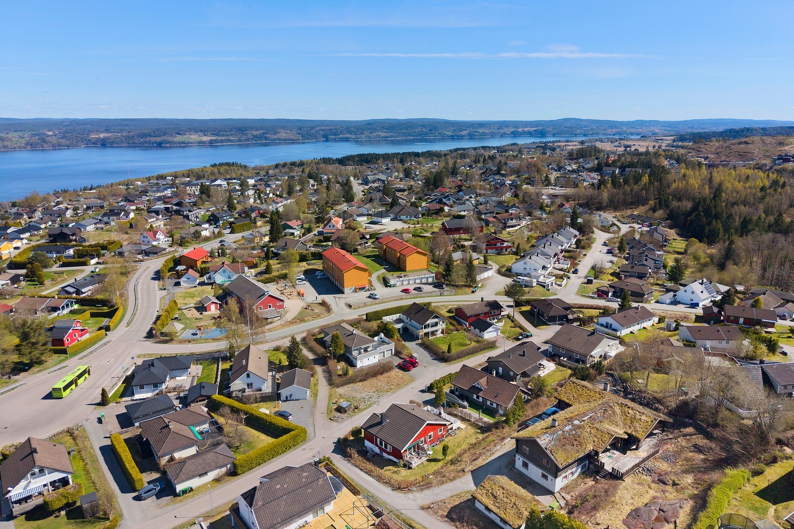 Eiendommen ligger i et rolig og etablert boligområde på Flateby i Enebakk kommune, kjent for sine familievennlige omgivelser og lite gjennomgangstrafikk. Galleribilde