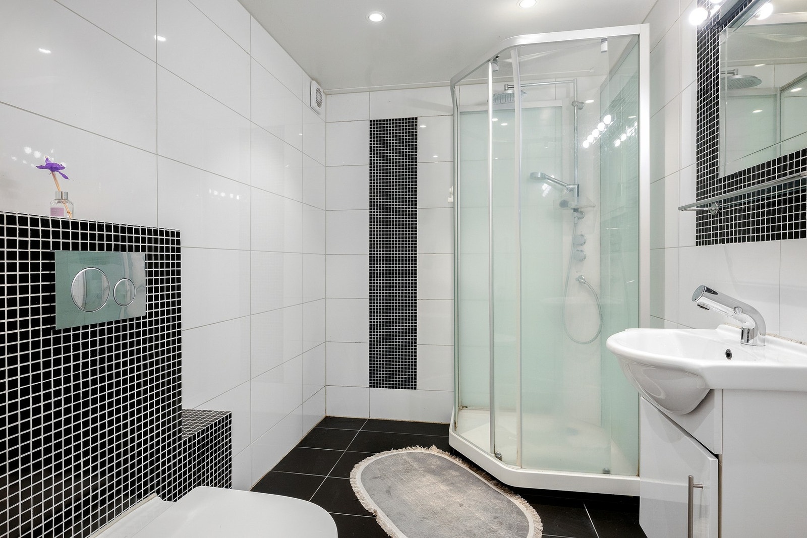 Hovedbadet i 1. etasje har en romslig utforming med plass til både oppbevaring og familievennlige løsninger. Galleribilde