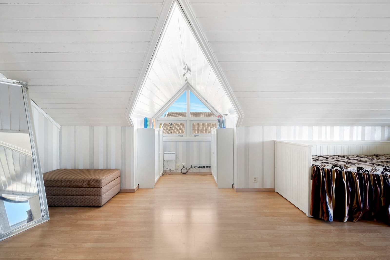 Rommet er romslig med gode lysforhold. Rommet er ikke godkjent for varig opphold. Galleribilde