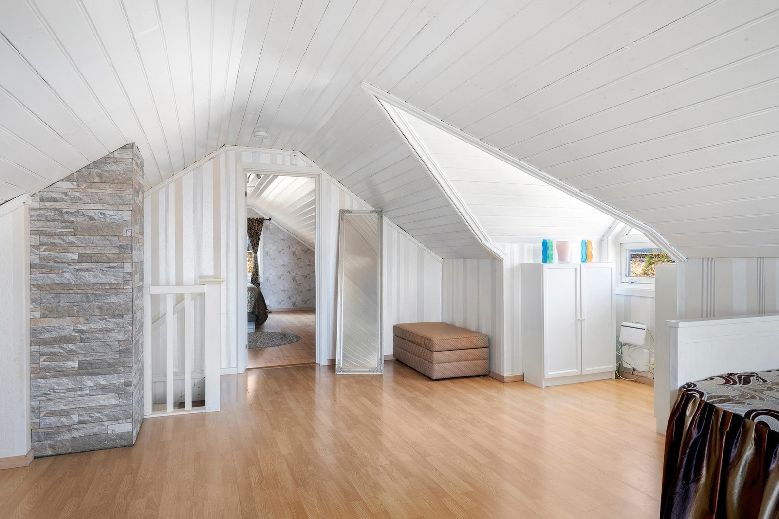 Brukes idag som loftstue og saoverom. Rommet er ikke godkjent for varig opphold. Galleribilde