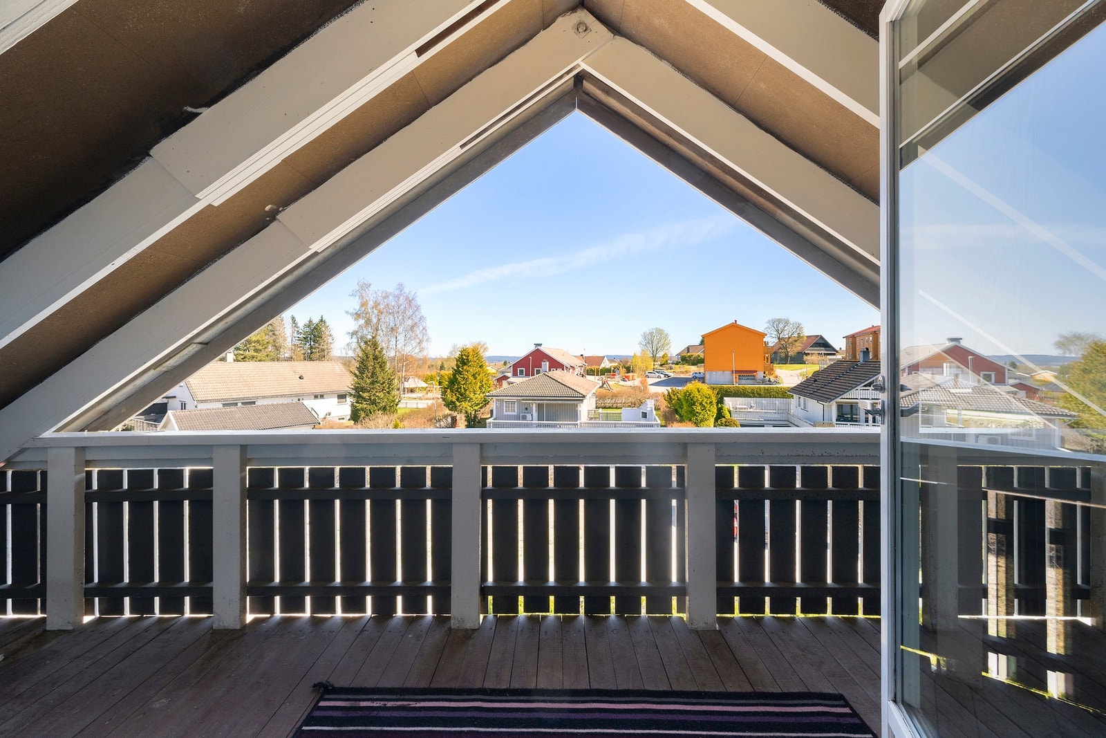 Veranda med adkomst fra loftstuen som skaper en privat og skjermet uteplass med fin tilknytning til loftsetasjen. Galleribilde