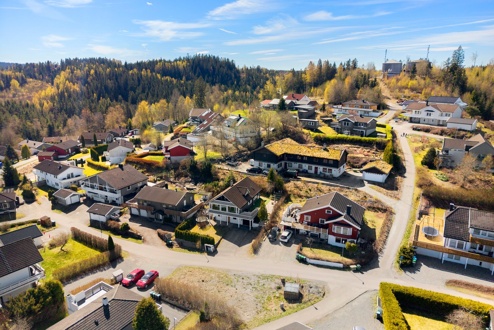 Området består hovedsakelig av eneboliger og gir en trygg og behagelig atmosfære som passer godt for barnefamilier. Galleribilde