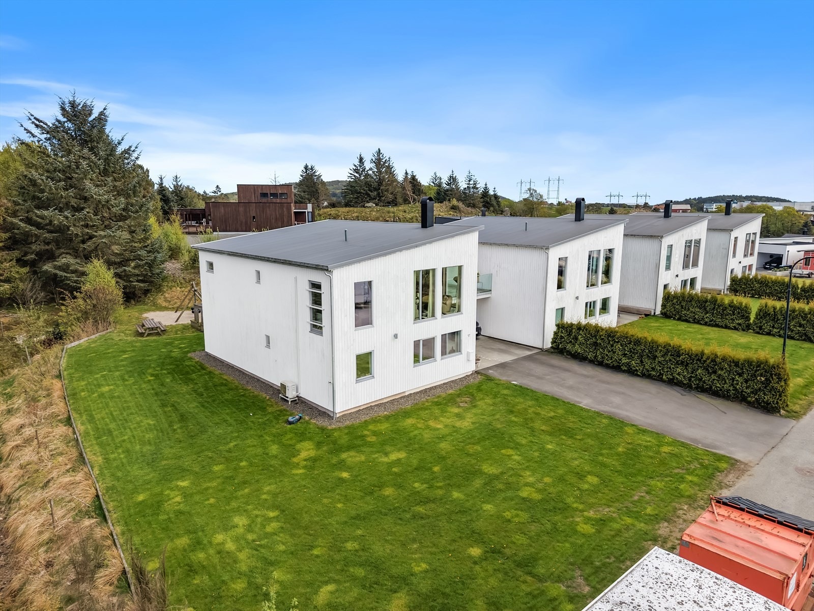 Stor plen/hage med mange muligheter. Galleribilde