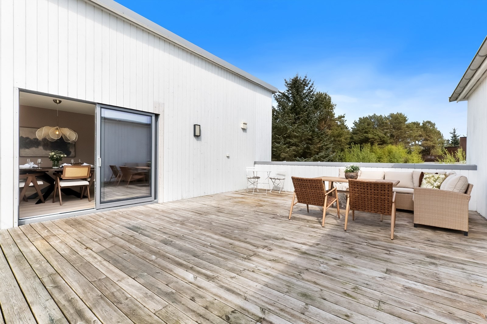 Praktisk terrasse med direkte utgang fra hovedetasje. Galleribilde