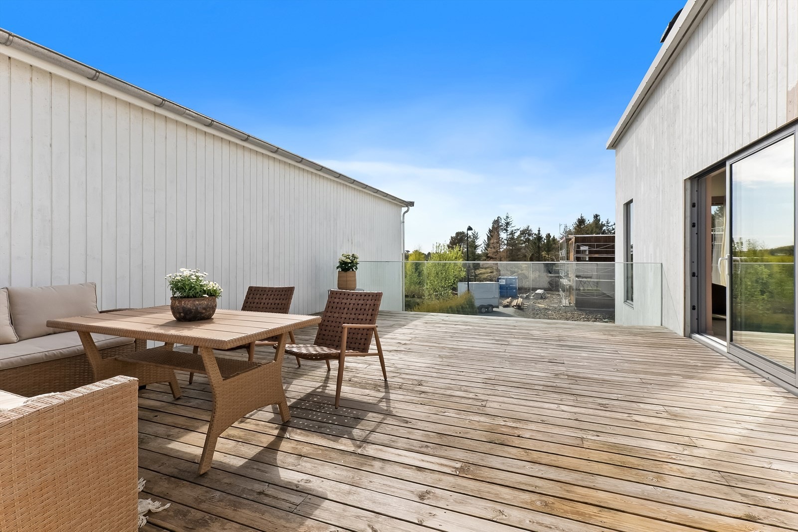Praktisk terrasse med utgang direkte fra hovedetasje. Galleribilde