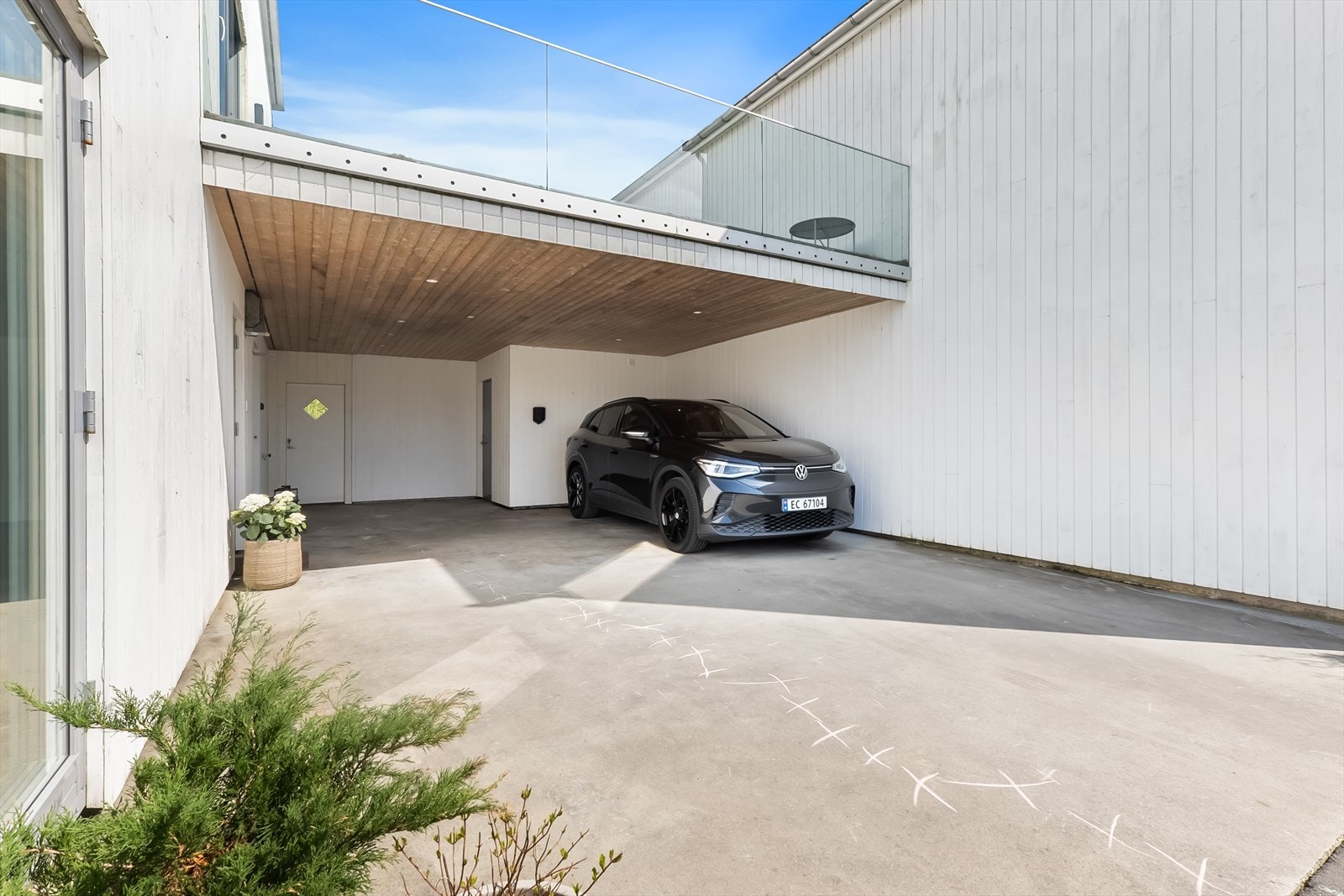 Gode parkeringsmuligheter i carport og på asfaltert tun. Her er også el-bil lader installert. Galleribilde
