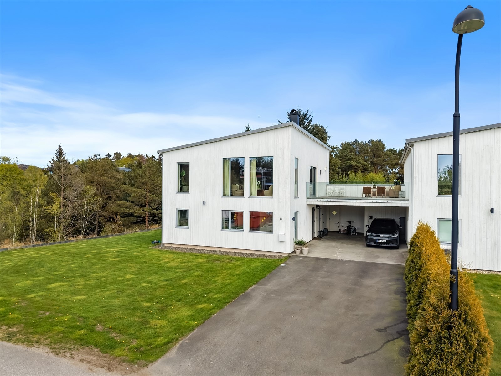 Nyere familievennlig enebolig i kjede (på enden) med carport og hage! Galleribilde