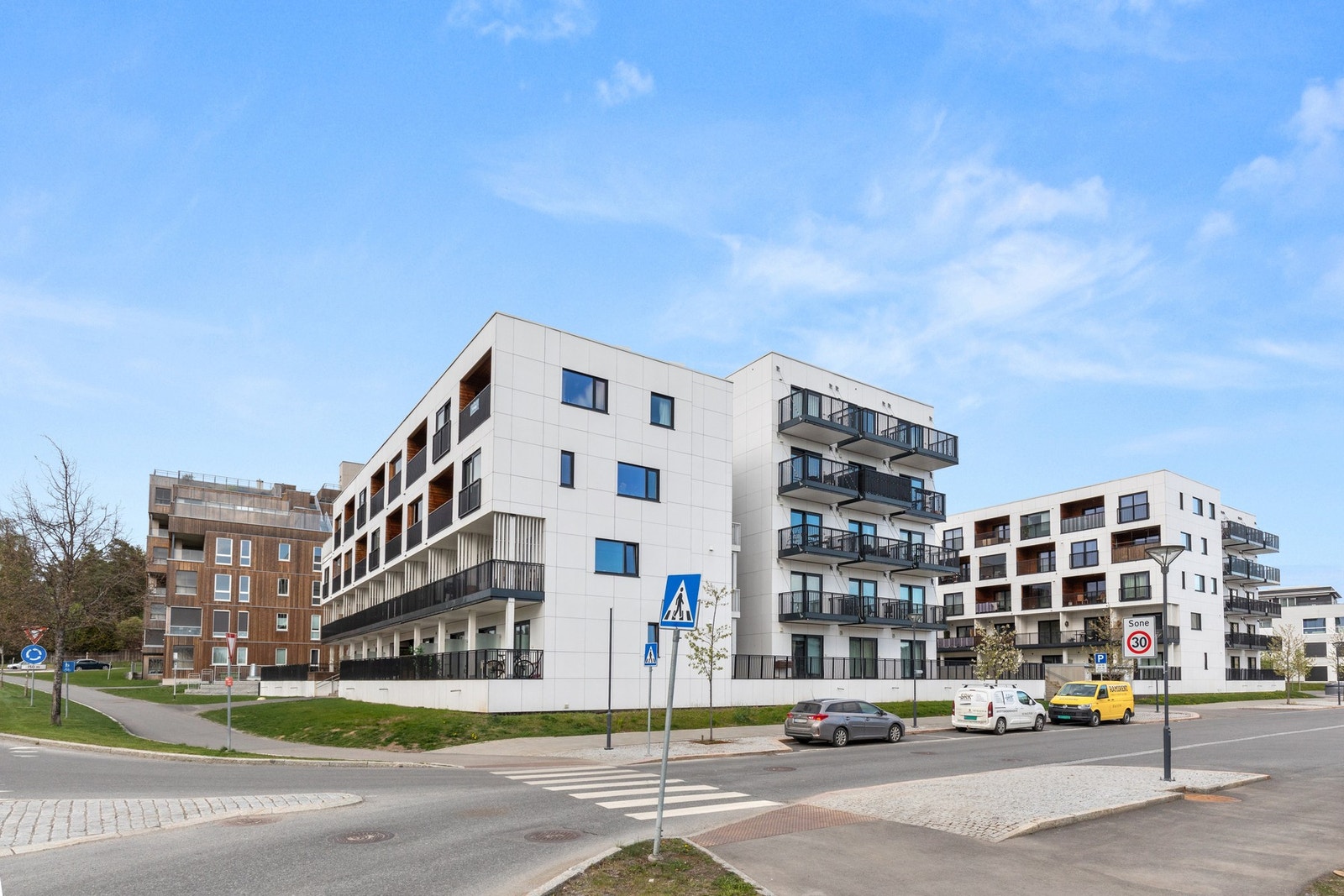 Odelsvegen 2 har en attraktiv og sentral beliggenhet på Jessheim i Jessheim kommune, med kort avstand til både sentrum, kollektivtransport og flotte rekreasjonsområder. Galleribilde