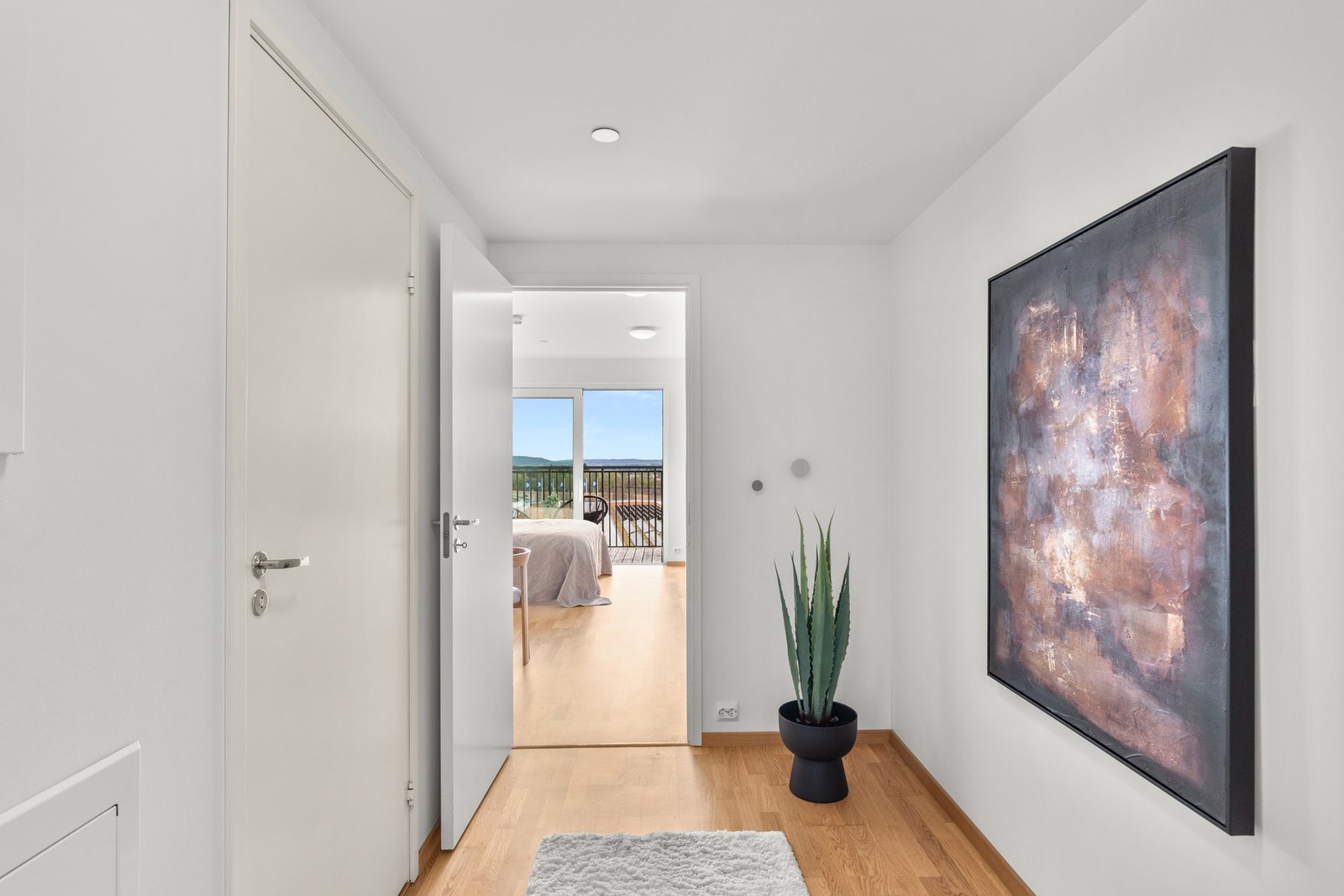 Entréen oppleves som romslig og har god mulighet til å innredes med et større garderobeskap eller skyvedørsgarderobe. Galleribilde