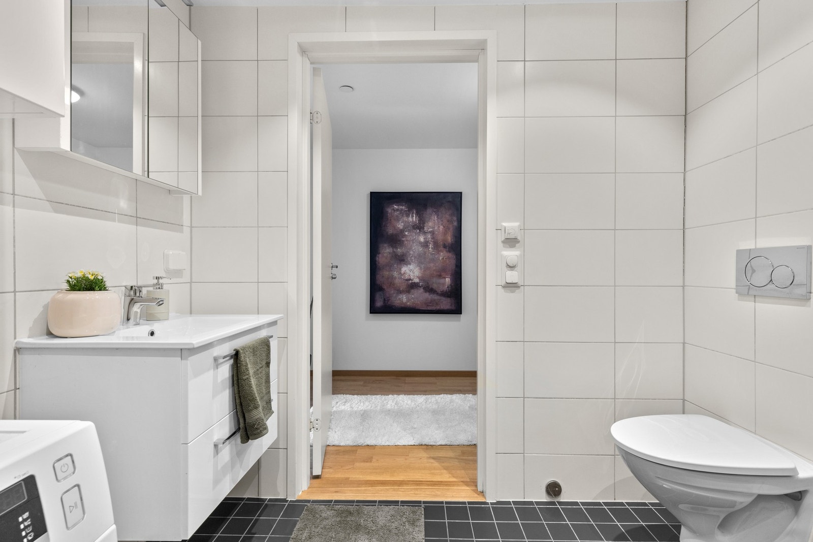 Overskap med speil og hyller som passer godt til diverse toalettsaker. Galleribilde