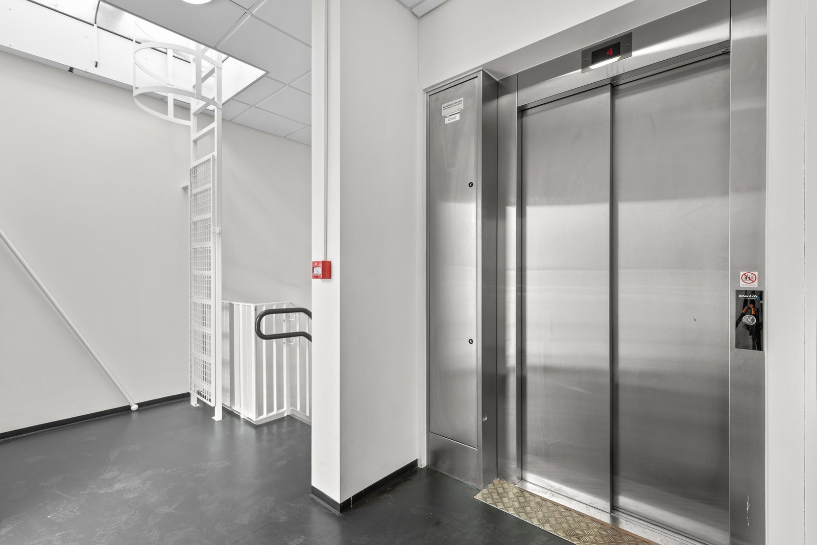 Heis i felles oppgang. Galleribilde