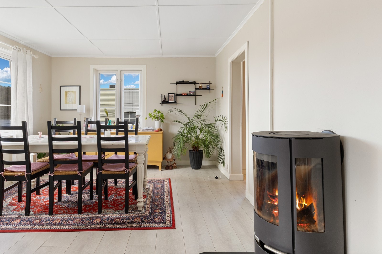 Stua har en peis som er smart plassert for optimal funksjon på kalde vinterdager. Galleribilde