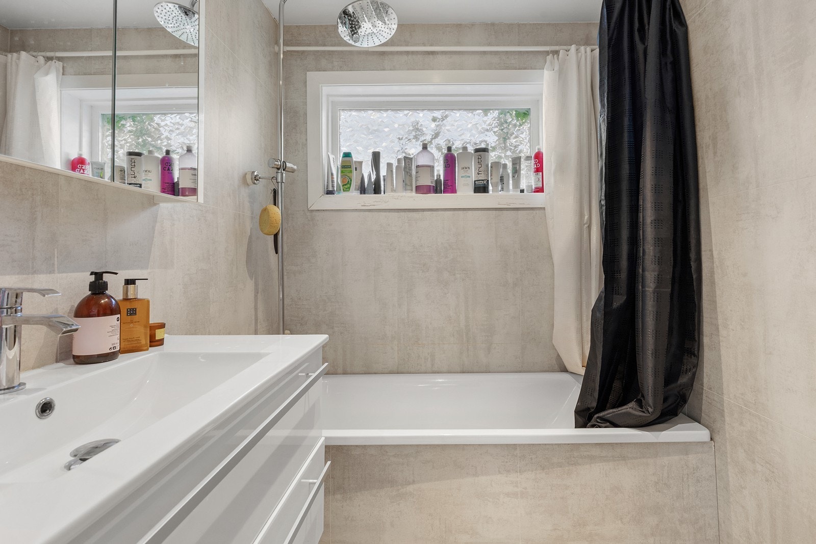 Flott bad med badekar. Galleribilde