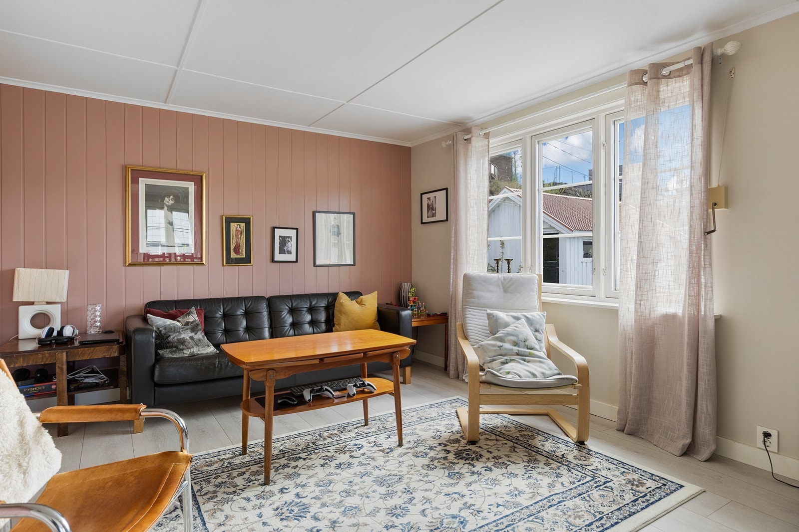 Romslig dagligstue med god plass til hele familien. Galleribilde