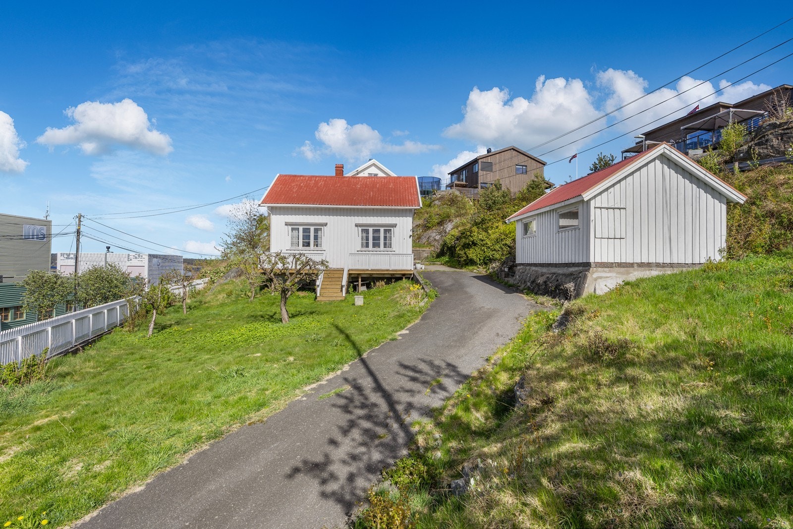 Her bor du sentralt under gode solforhold på en flott opparbeidet tomt i et hus fra 1880. Sørlandsdrømmen! Galleribilde