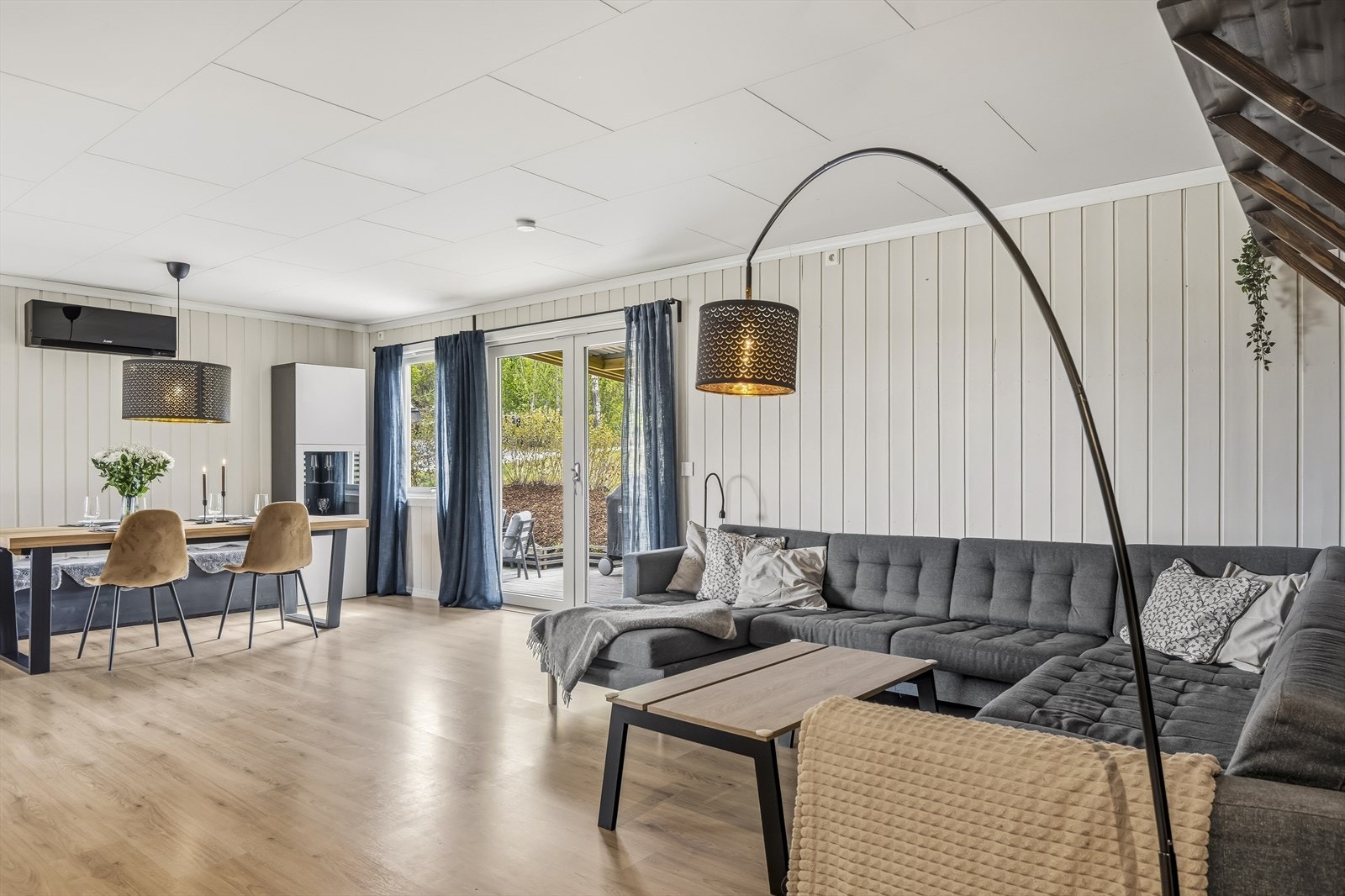 Innbydende og lys stue med mange møbeleringsmuligheter. Fra stuen er det egen utgang til terrassen på baksiden. Galleribilde