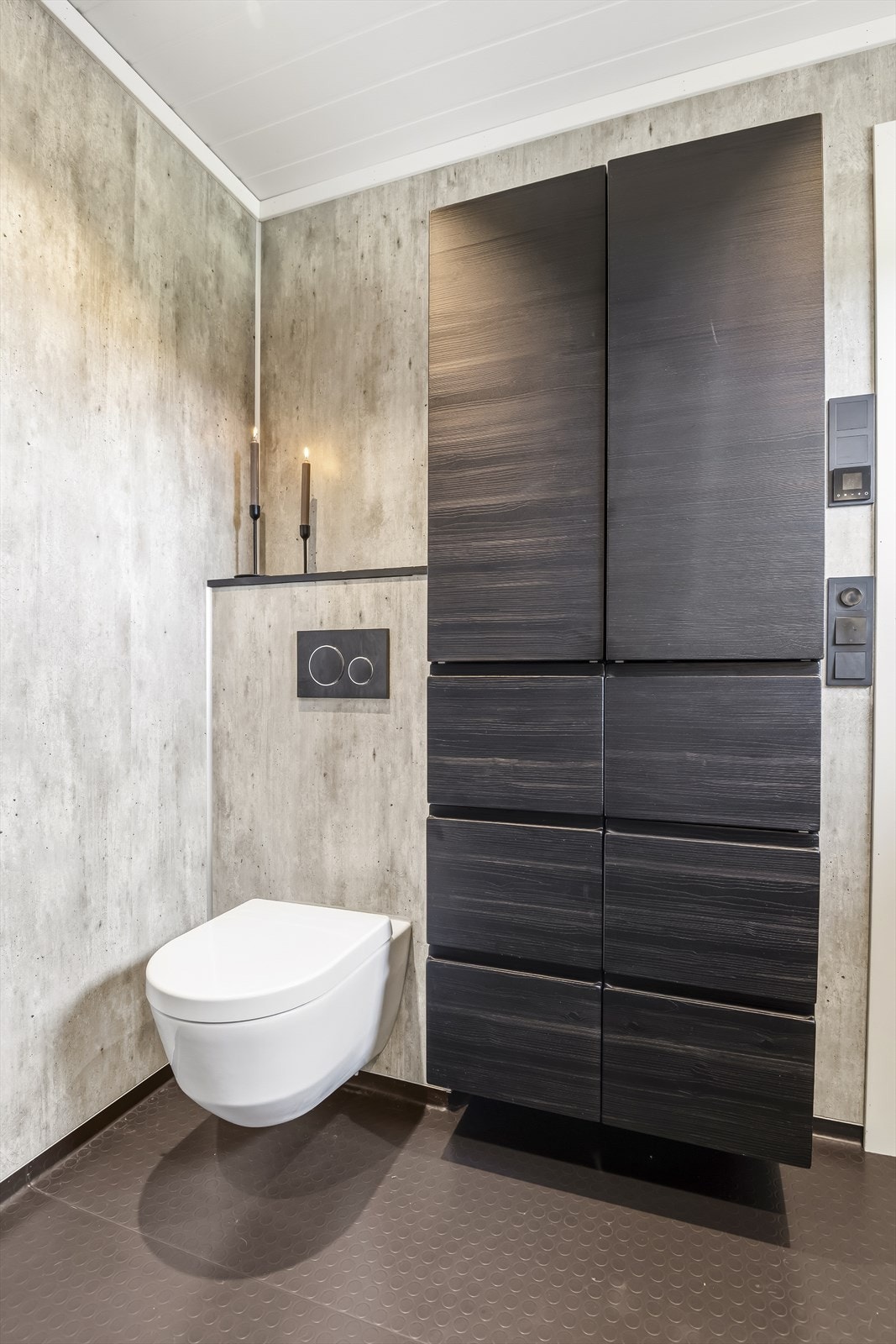 Badet er utstyrt med vegghengt toalett og ekstra skap for god oppbevaring. Galleribilde