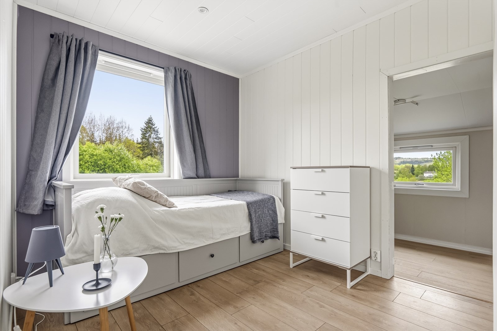Soverom 3 i lyse toner med stor vindflate som slipper inn rikelig med naturlig lys. Galleribilde