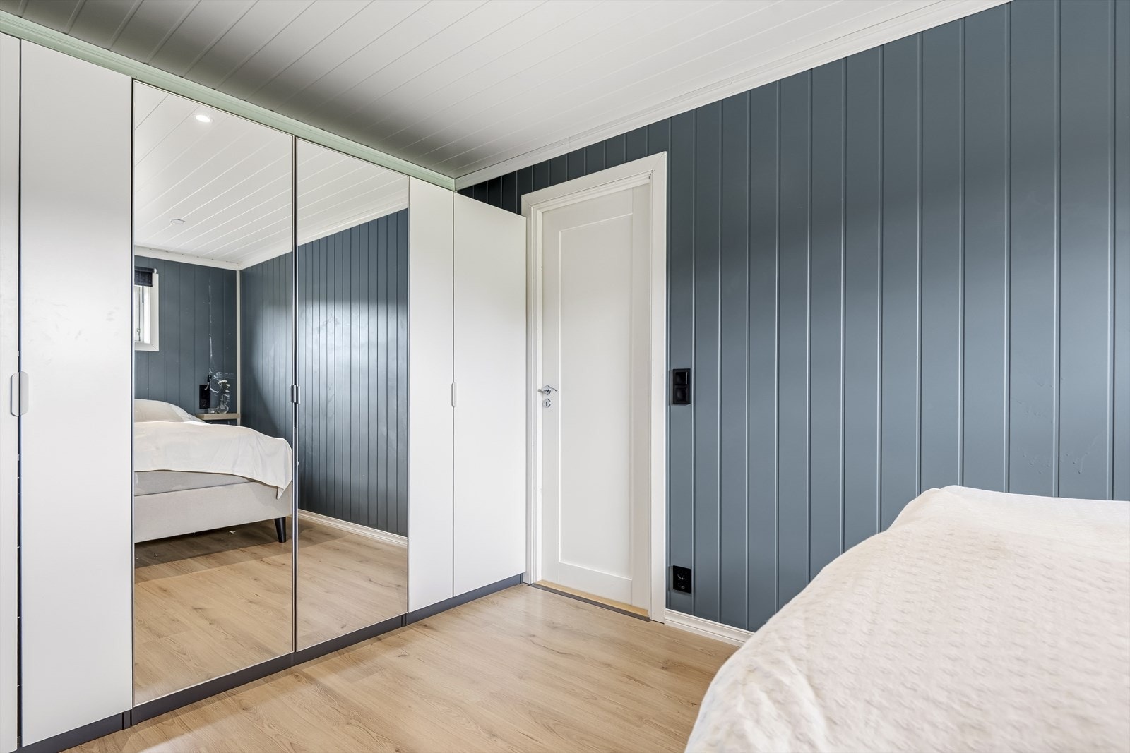 Flott garderobeløsning på hovedsoverommet. Galleribilde