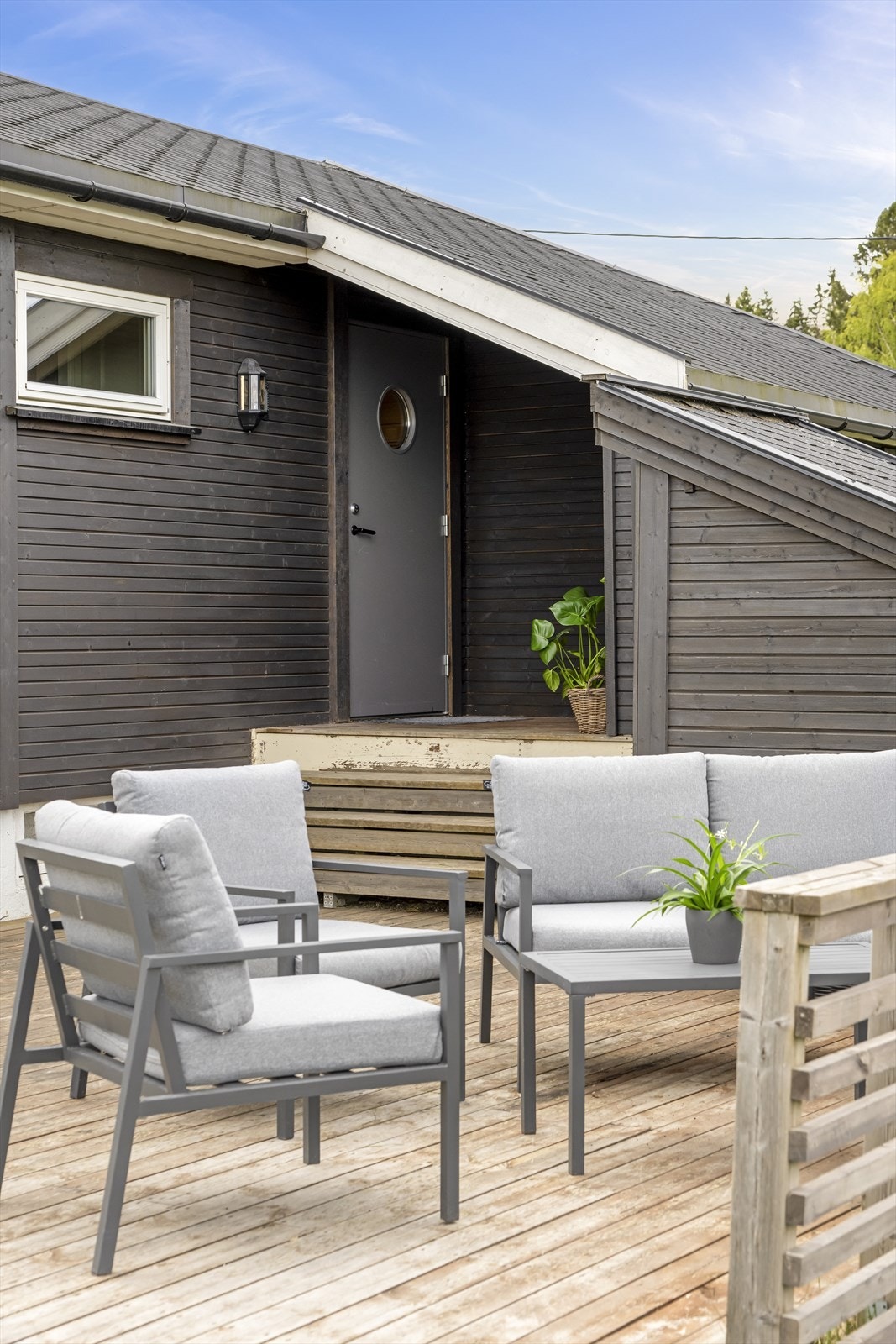 Boligen har en hyggelig entré med stor flott terrasse på fremsiden. Her kan du slippe fantasien løs og møblere etter eget ønske. Galleribilde