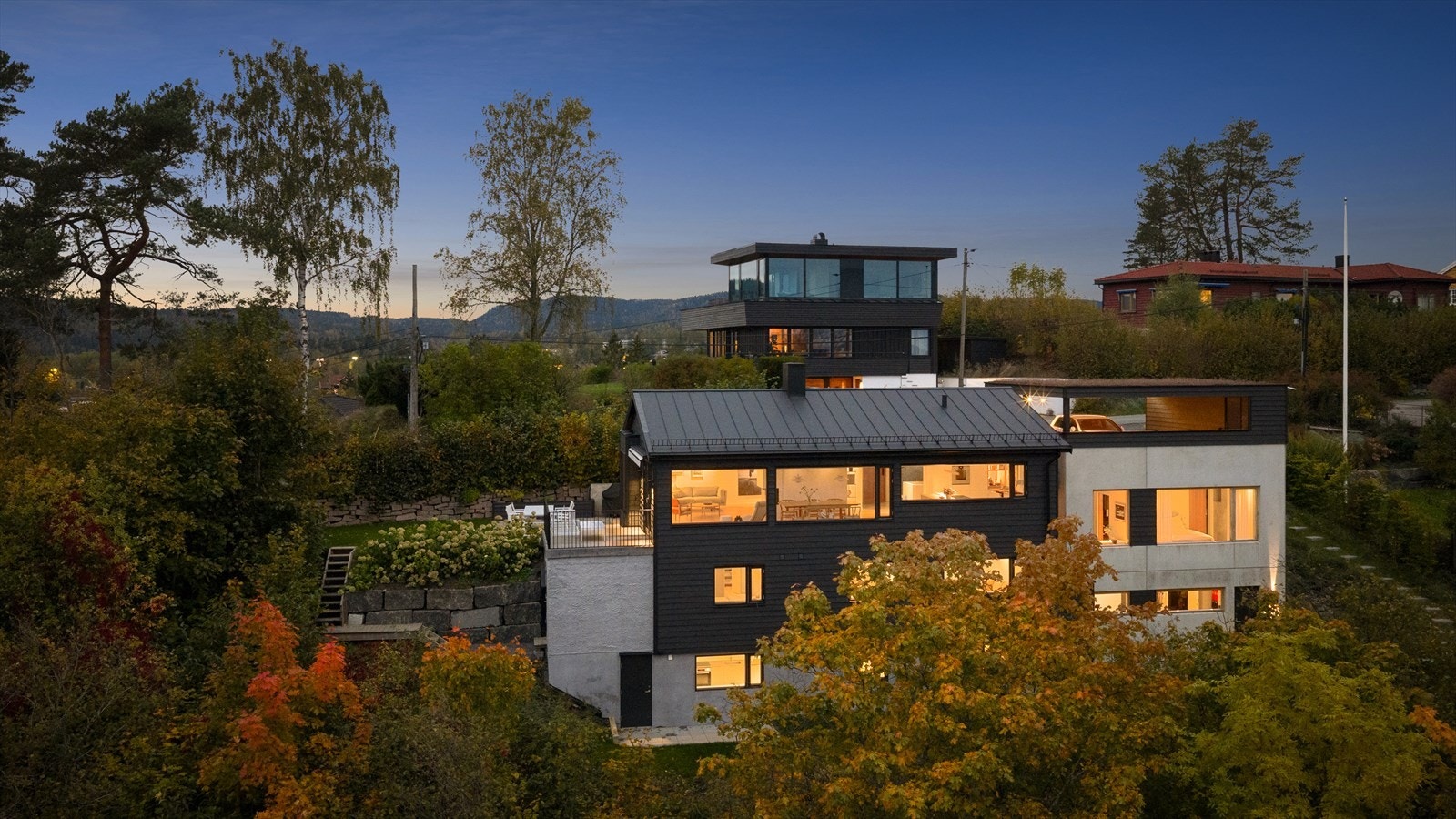 Liomveien 7 - Arkitekttegnet hjem hvor panoramautsikt, lys og luft er en del av hverdagen - Unik mulighet i Liomveien, hvor det sjeldent er noe til salgs! Galleribilde