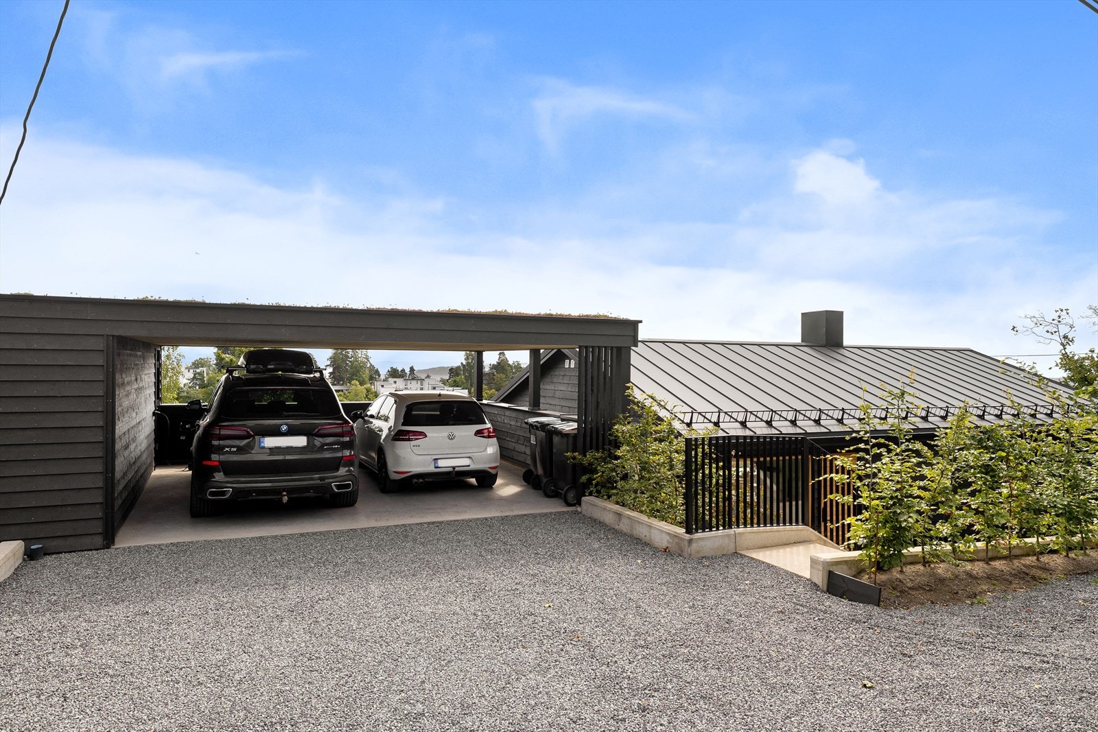 Stor carport med plass til to biler og direkte adkomst til sportsbod, samt plass til flere biler på gårdsplass Galleribilde