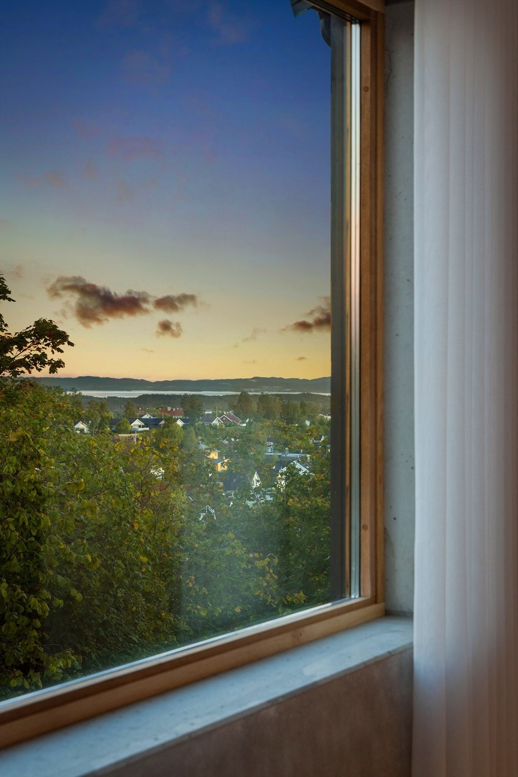 Velkommen til en helt spesiell eiendom med storslått panorama over innseilingen til Oslofjorden, Holmenkollen, Nesodden og Hurumlandet Galleribilde