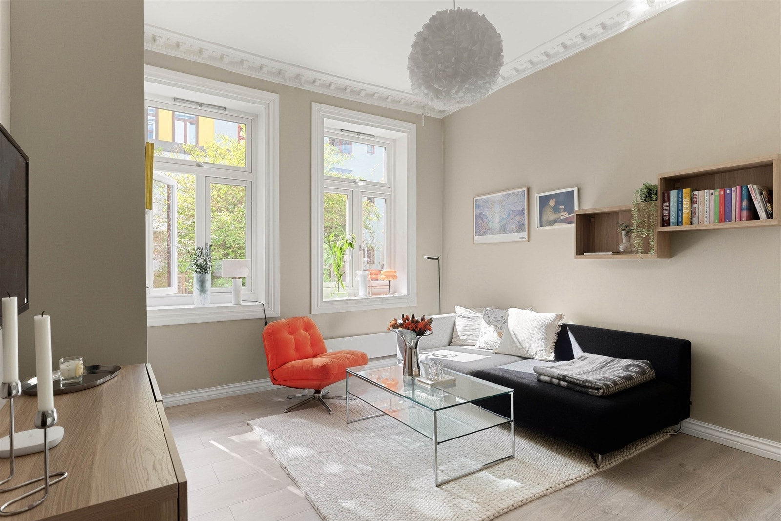 Stuen er romslig med god planløsning og kan enkelt innredes med en hyggelig sofagruppe med tilhørende sofabord og annet ønskelig stuemøblement. Galleribilde