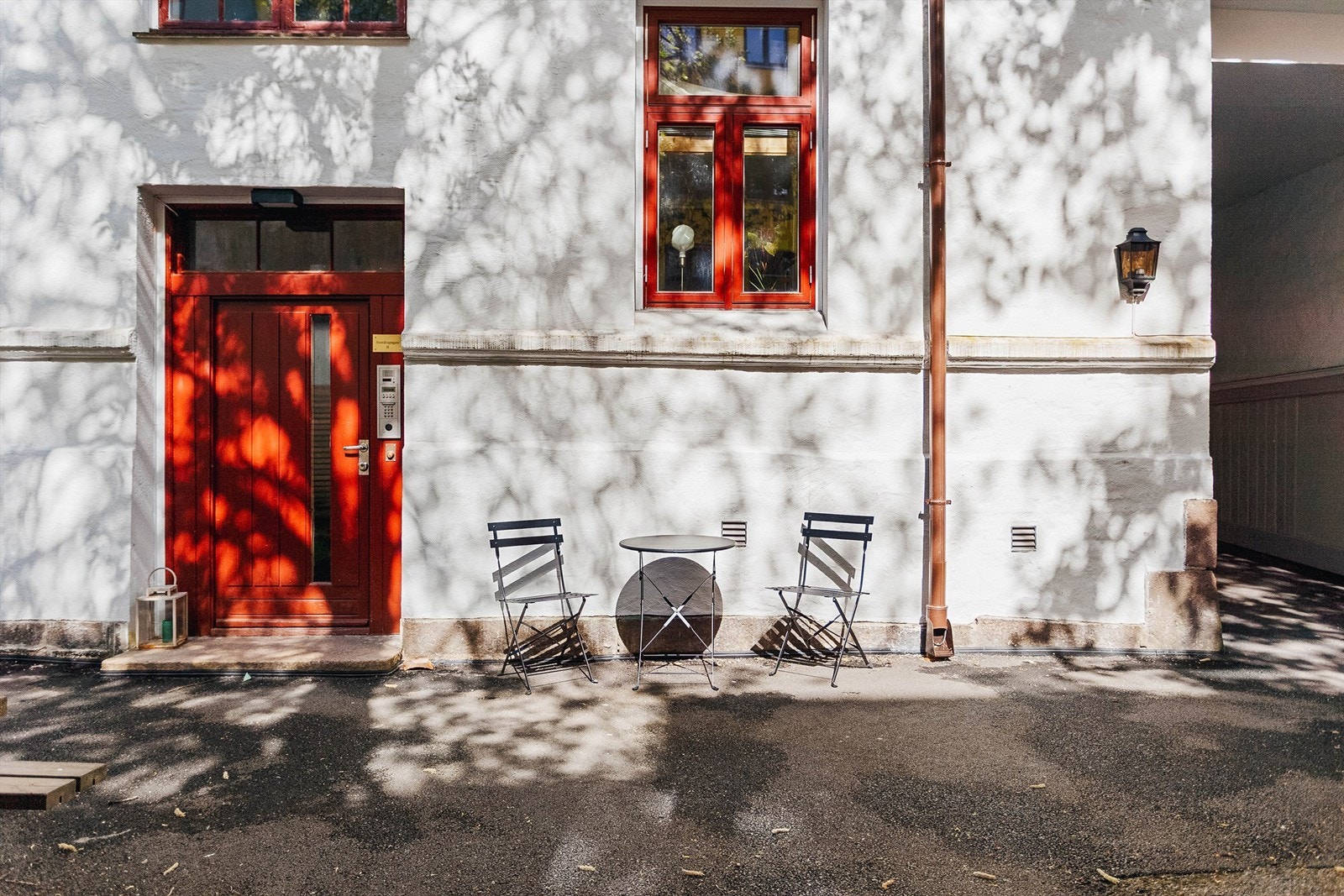 Solrik bakgård med hyggelig sittegrupper. Galleribilde
