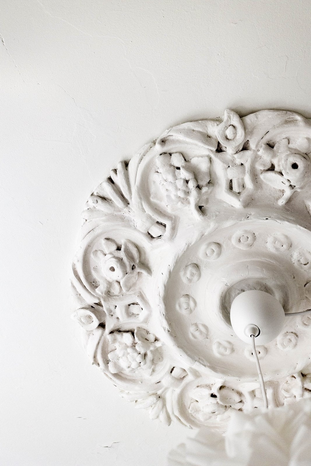 Leiligheten har flotte, klassiske detaljer med stukkatur og rosett. Galleribilde