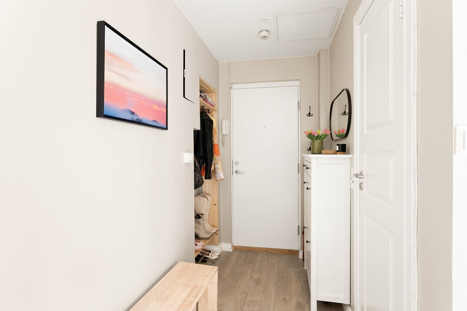 Her er det god plass til å henge fra seg yttertøyet og sette fra seg sko. Entrédøren ble byttet i 2025. Galleribilde