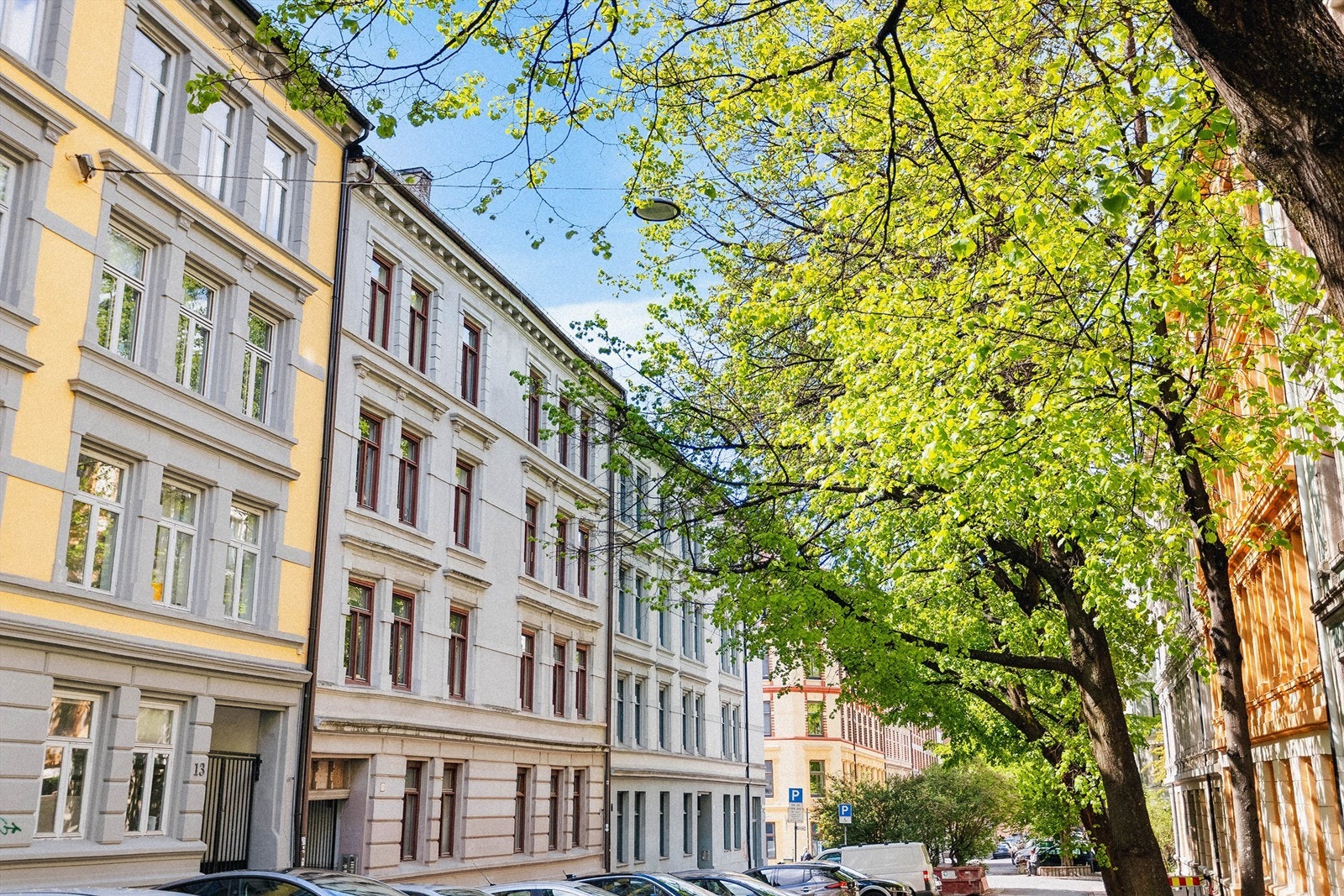 Leiligheten ligger i en stille og rolig sidegate med lite støy. Galleribilde