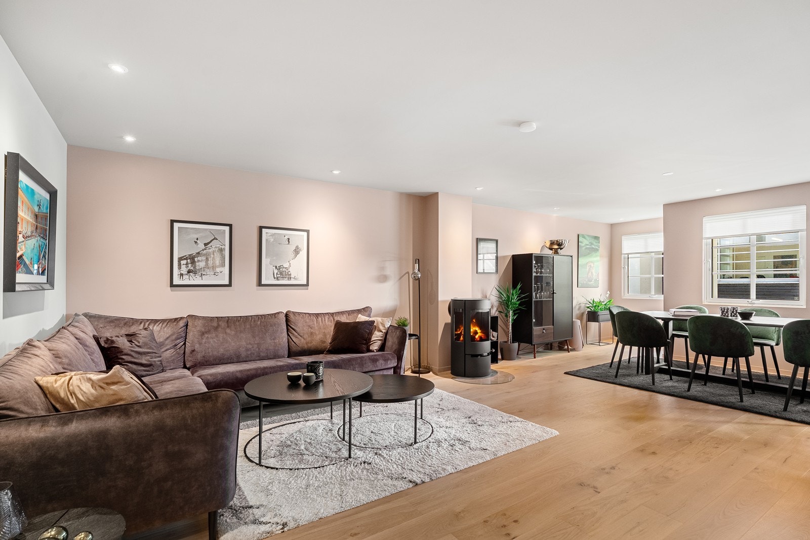 Romslig stue med god plass til sofa-og spisegruppe. Galleribilde