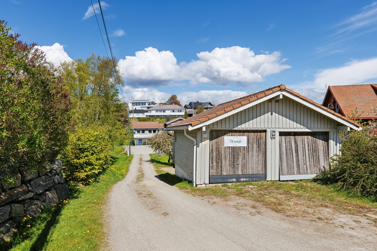 Det er gode parkeringsmuligheter både på egen grunn og i dobbegarasje. Galleribilde